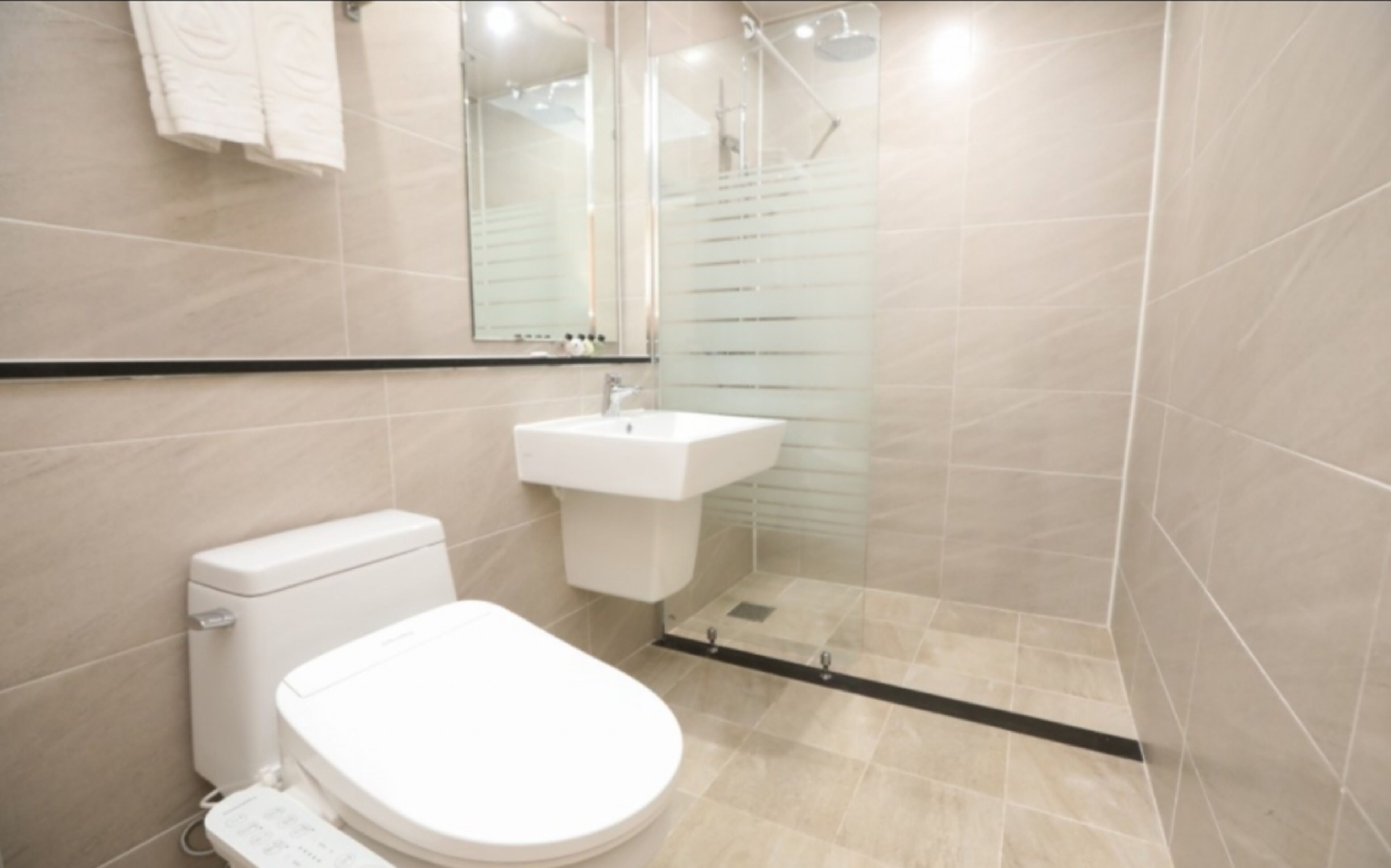 deluxe twin room | bathroom | shower, rainfall showerhead, free toiletries, hair dryer
