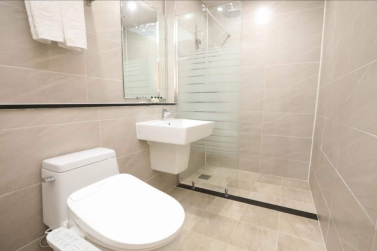 deluxe twin room | bathroom | shower, rainfall showerhead, free toiletries, hair dryer