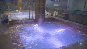 A hot tub with a tiled floor and a glass partition. - Daedunsan Hotel (Wanju)