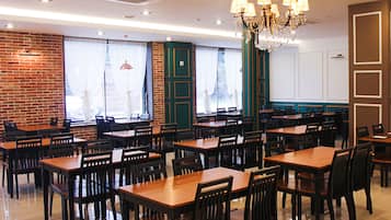 Daily cooked-to-order breakfast (KRW 12000 per person)