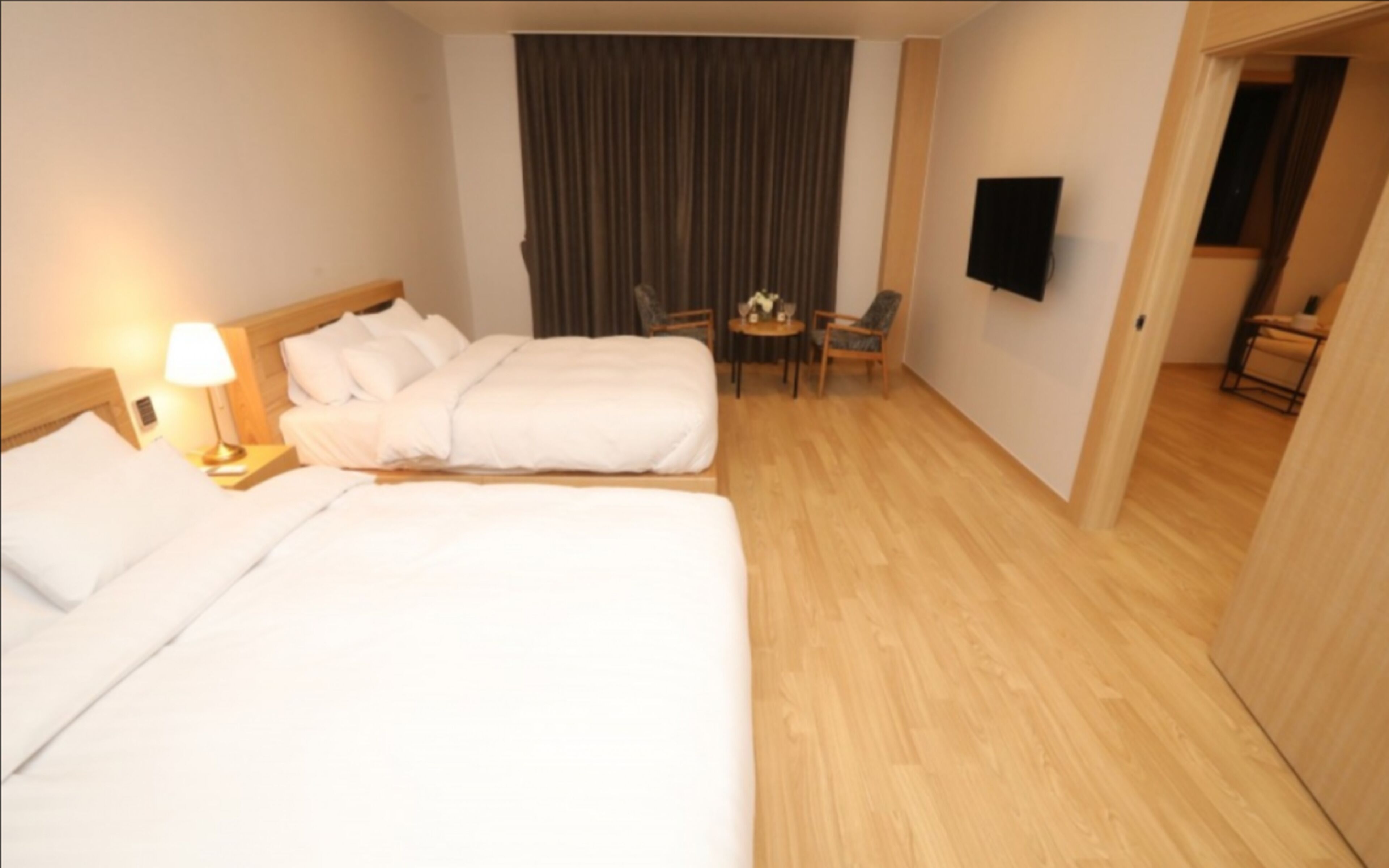 deluxe twin room | free wifi, bed sheets, wheelchair access