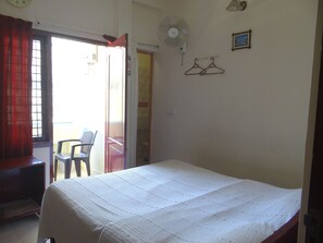 Laptop workspace, soundproofing, iron/ironing board, free WiFi
