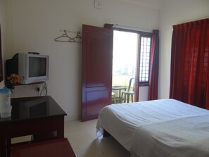 Laptop workspace, soundproofing, iron/ironing board, free WiFi