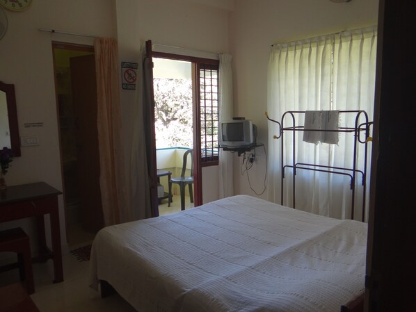 Laptop workspace, soundproofing, iron/ironing board, free WiFi