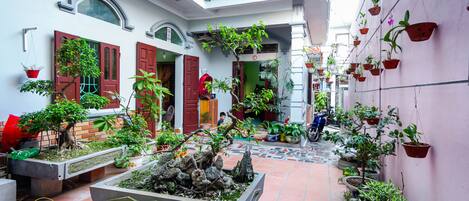 Vista frontal de la propiedad por la tarde o noche