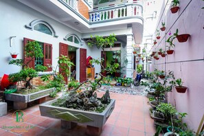 Front of property – evening/night - Pi's Homestay Cat Ba (Hai Phong)