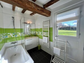 Combined shower/bathtub, hair dryer, towels, soap - Entire renovated barn with spectacular view and spacious garden (Le Mesnil-sur-Blangy)