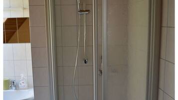 Habitación con 2 camas individuales | Baño | Regadera, secadora de cabello, toallas