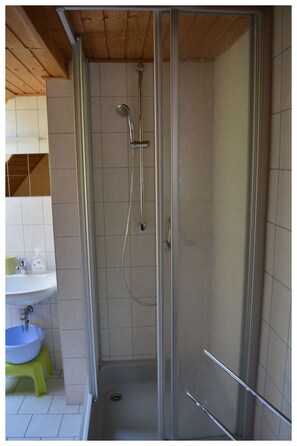 Twin Room | Bathroom | Shower, hair dryer, towels - Gaststätte Zum Fährmann (Zerbst/Anhalt)