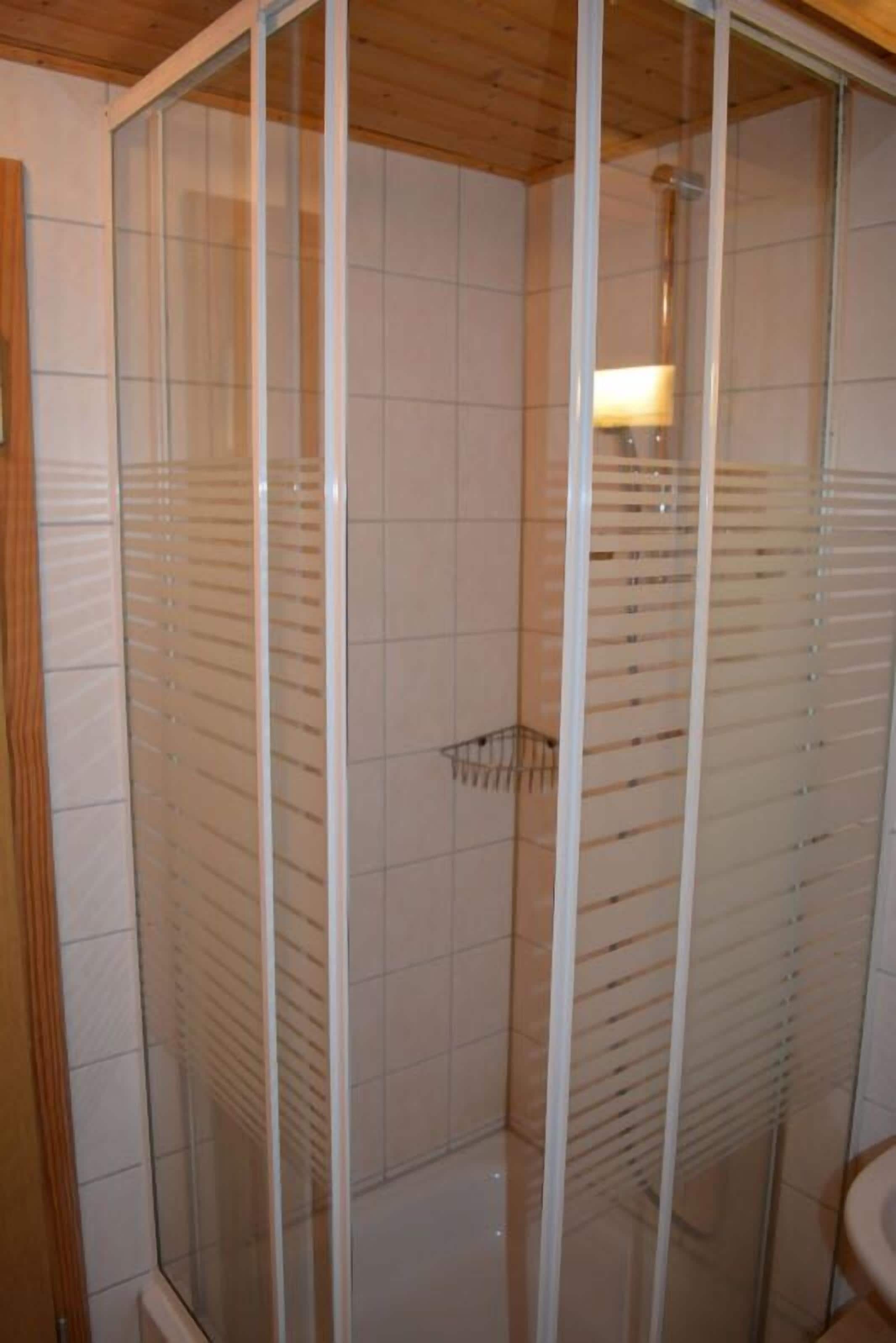 Basic-Zweibettzimmer | Badezimmer | Dusche, Haartrockner, Handtücher