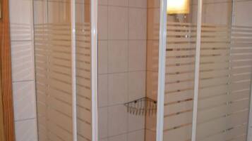 Basic-Zweibettzimmer | Badezimmer | Dusche, Haartrockner, Handtücher