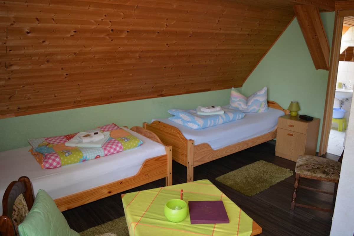 Twin Room | Desk, free WiFi, bed sheets