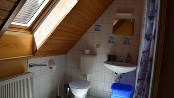 Comfort Twin Room | Bathroom | Shower, hair dryer, towels