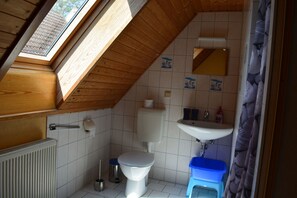 Comfort Twin Room | Bathroom | Shower, hair dryer, towels