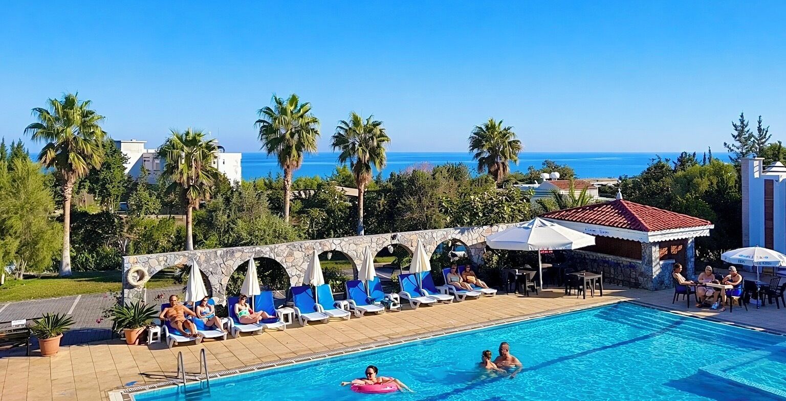 Sezonluk açık havuz, 9 ve 19 saatleri arasında açık, havuz şemsiyeleri 