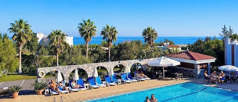 Sezonluk açık havuz, 9 ve 19 saatleri arasında açık, havuz şemsiyeleri