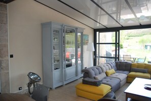 Smart-TV, DVD-Player, Bücher, Videothek