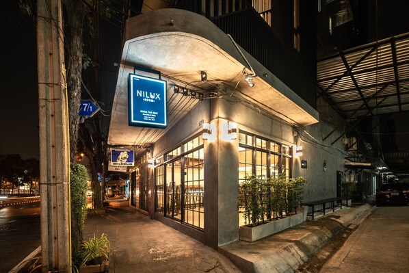 Vista frontal de la propiedad por la tarde o noche