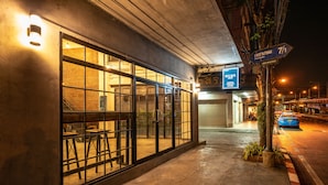 Um edifício com grandes janelas e uma placa indicando um restaurante.