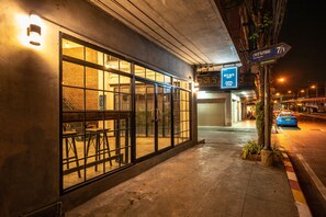 Vista frontal de la propiedad