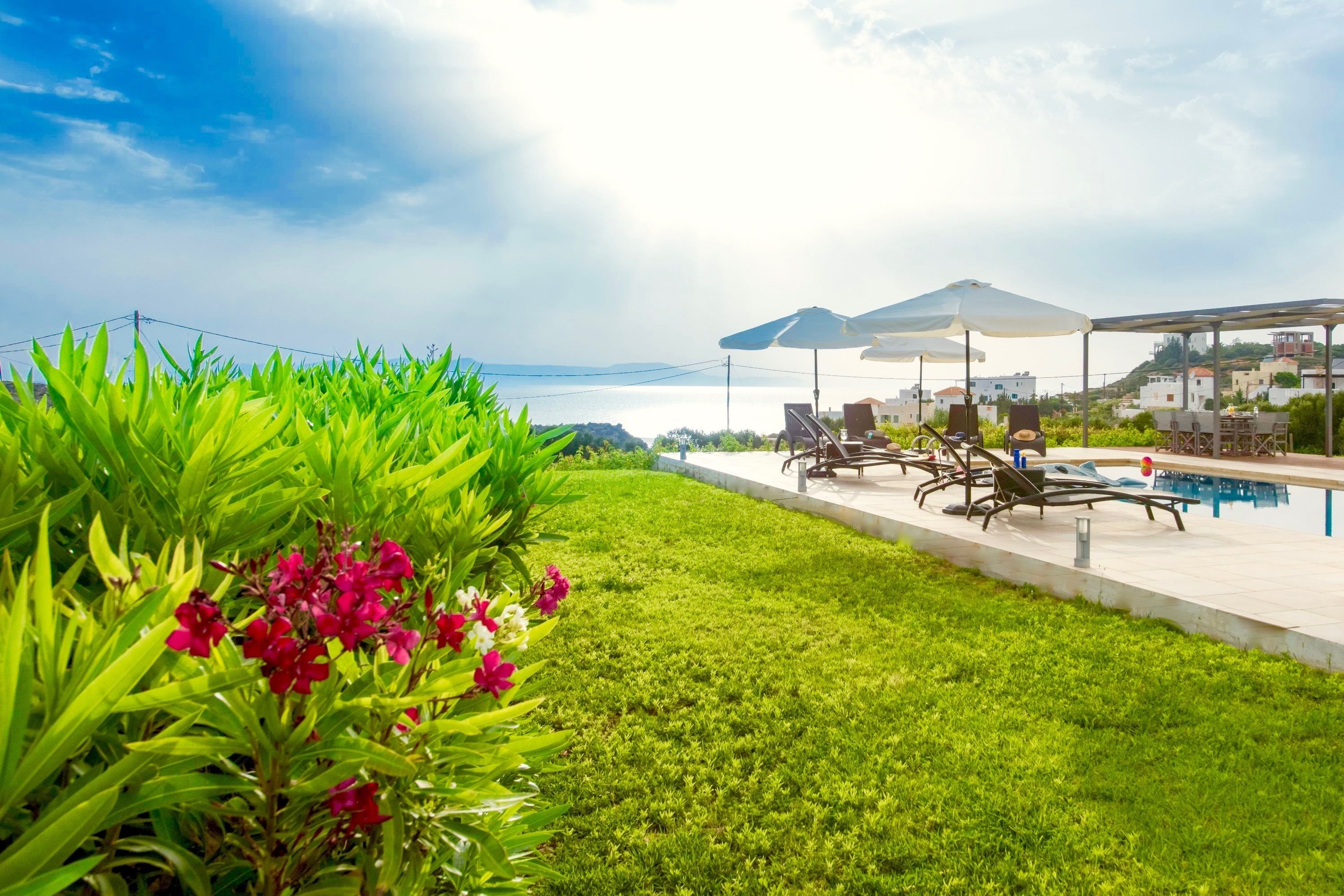 Piscina externa, guarda-sóis, espreguiçadeiras