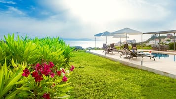 Piscina externa, guarda-sóis, espreguiçadeiras