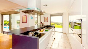 Villa (3 Bedrooms) | Cocina privada | Cafetera o tetera, frigorífico grande, microondas y horno