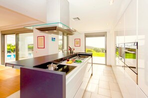 別墅 (3 Bedrooms) | 私人廚房 | 咖啡機/沖茶器、大型冰箱、微波爐、烤箱