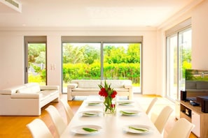 Villa (3 Bedrooms) | Dining