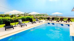 Villa (3 Bedrooms) | Piscina | Una piscina al aire libre, sombrillas, tumbonas