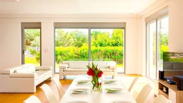 Vila superluxo, 3 quartos, piscina particular, vista para o mar | Opções para refeição no quarto