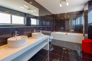 Villa (3 Bedrooms) | Bathroom | Shower, hair dryer, towels - Villa Stella (Chania)