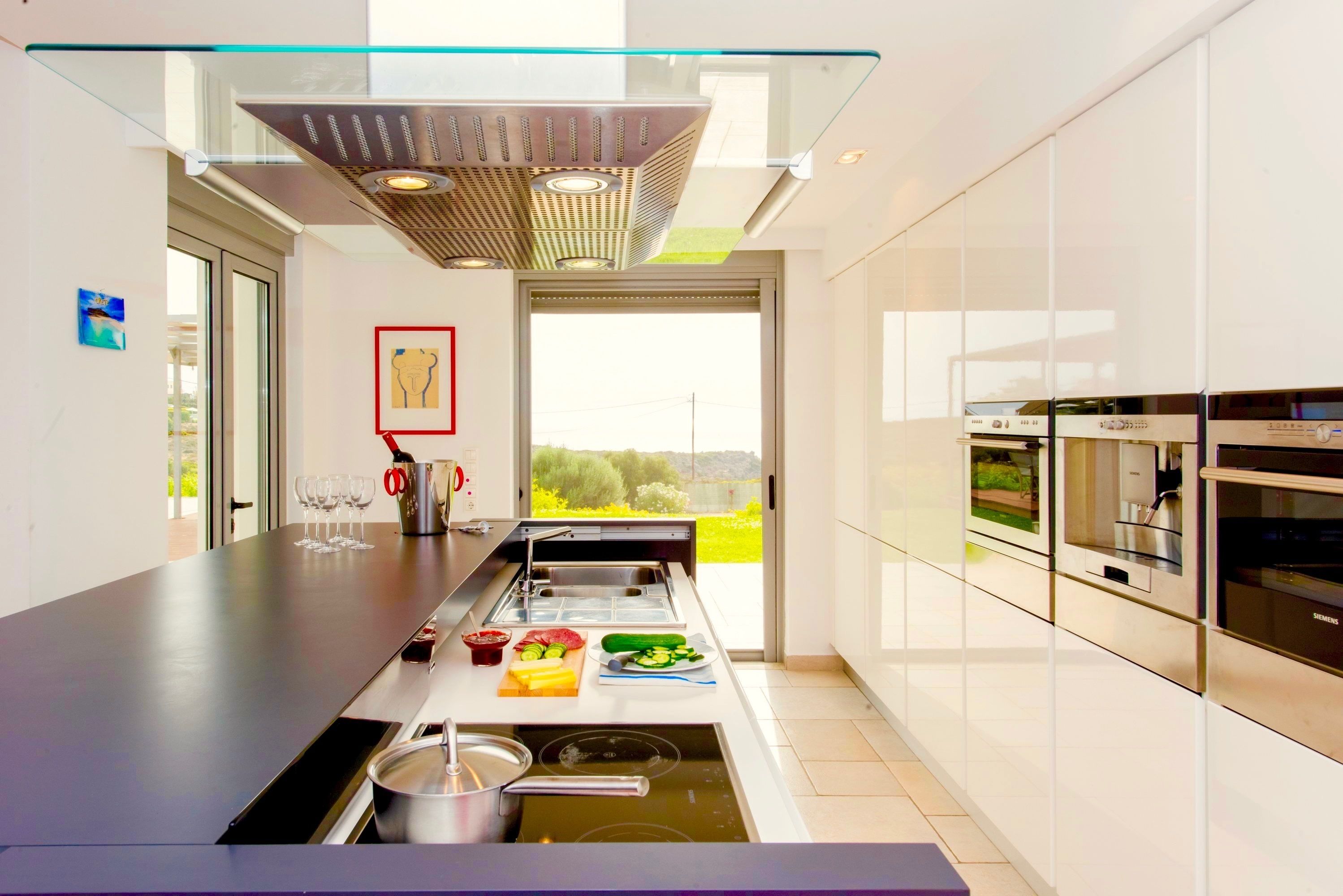 Vila superluxo, 3 quartos, piscina particular, vista para o mar | Cozinha privada | Geladeira grande, micro-ondas, fogão, cooktop