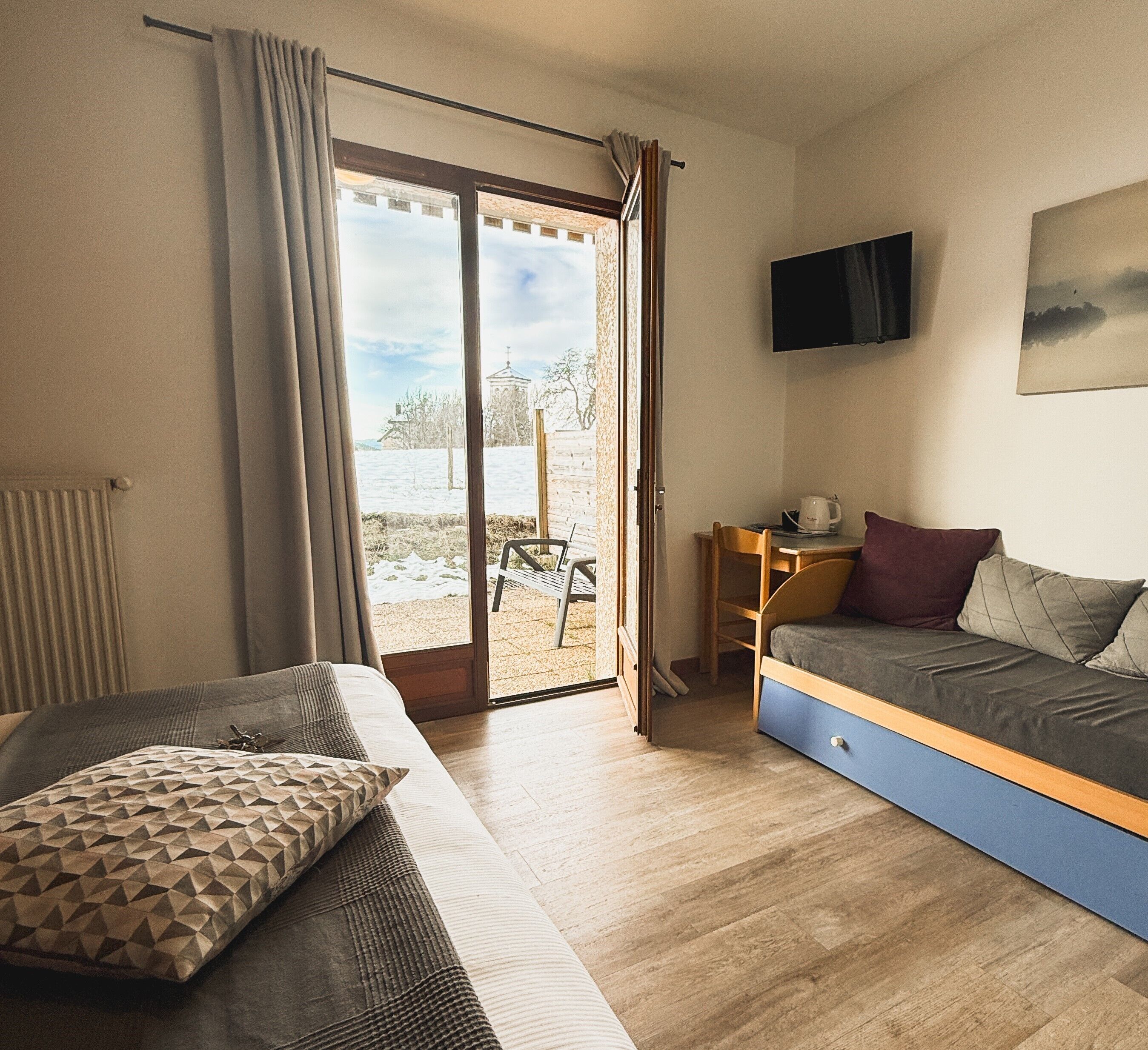 2 bedrooms, individually decorated, individually furnished