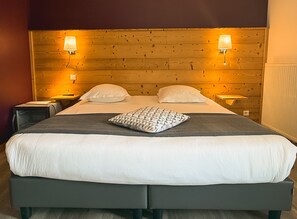 Habitación cuÔdruple Confort, 1 habitación, vista a la montaña | Decoración personalizada, muebles diferentes y insonorización