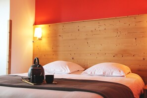 Quadruple Room, Mountain View | Individually decorated, individually furnished, soundproofing, free WiFi - Le Relais Nordique (Giron)