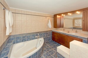 Deluxe villa, 4 slaapkamers, privézwembad | Badkamer | Een diep bad, een haardroger, handdoeken
