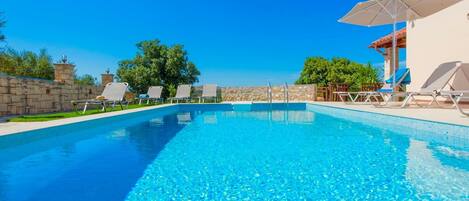 Piscine extérieure (ouverte en saison), chaises longues