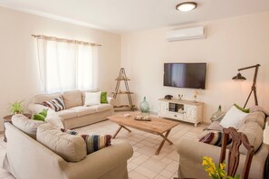 Deluxe Villa, 4 Bedrooms, Private Pool | Living area