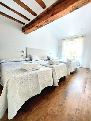2 bedrooms, soundproofing, iron/ironing board, WiFi - Balcon del Encierro / Bed and Bulls (Pamplona)