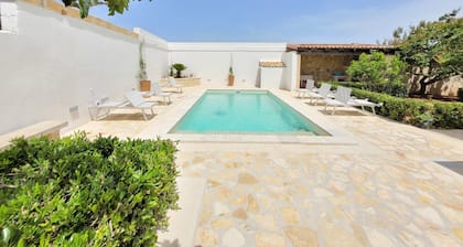 Piscine Villa Cigaline, nature et détente!