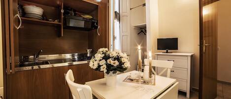 Fridge, stovetop, coffee/tea maker, electric kettle