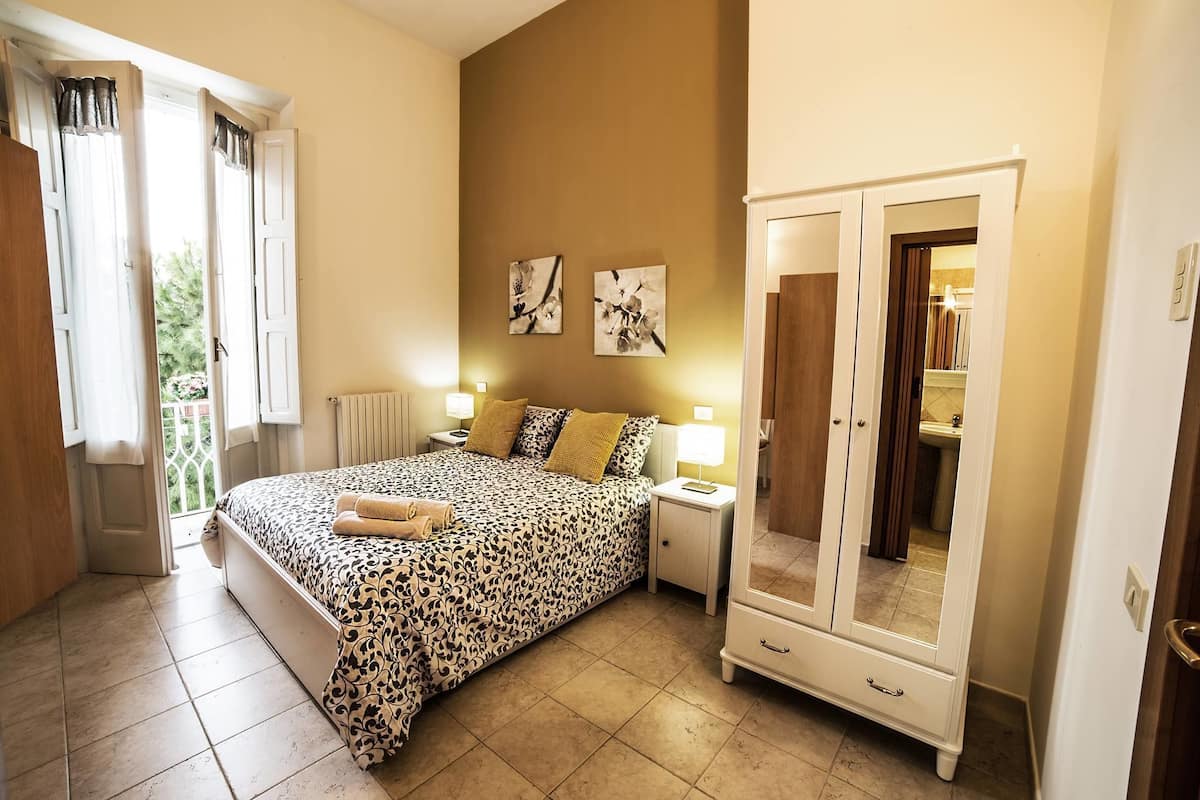 Premium bedding, minibar, rollaway beds, free WiFi