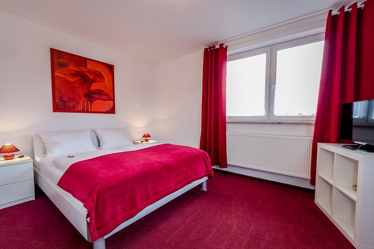 hypo-allergenic bedding, desk, free cots/infant beds, free wifi