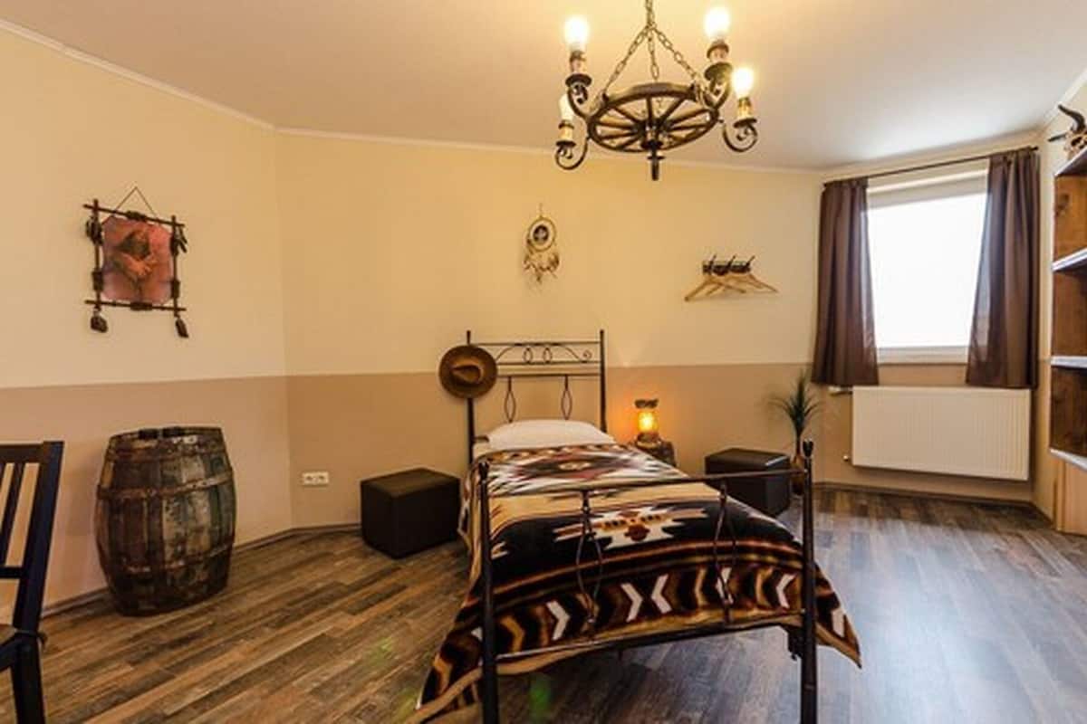 hypo-allergenic bedding, desk, free cots/infant beds, free wifi