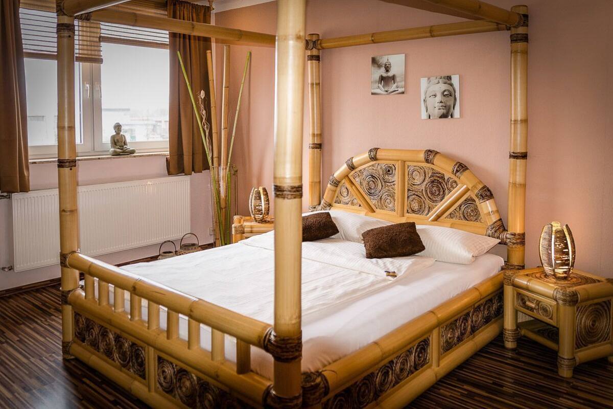 hypo-allergenic bedding, desk, free cots/infant beds, free wifi