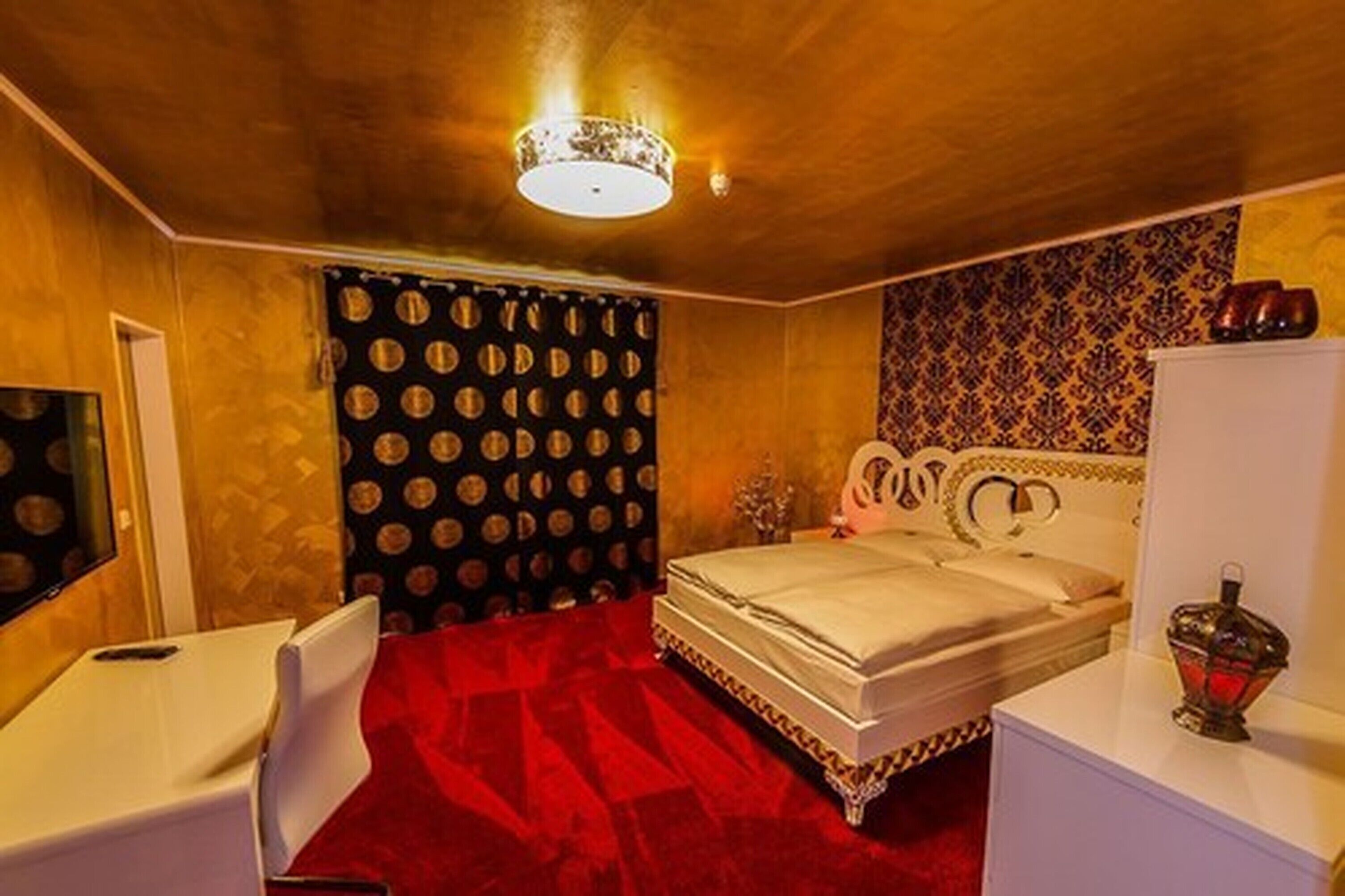 double room | hypo-allergenic bedding, desk, free cots/infant beds, free wifi