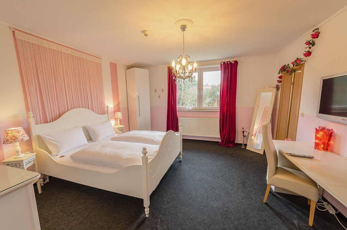 hypo-allergenic bedding, desk, free cots/infant beds, free wifi