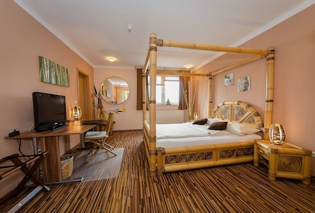 Hypo-allergenic bedding, desk, free cribs/infant beds, free WiFi