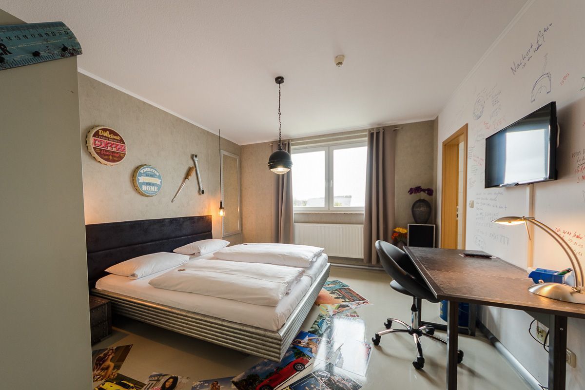 hypo-allergenic bedding, desk, free cots/infant beds, free wifi